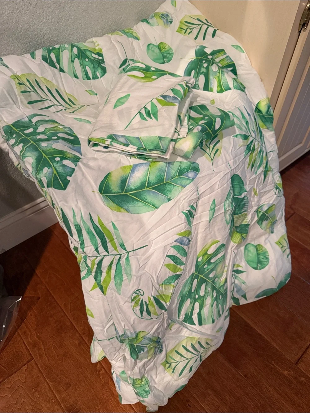Tropical Leaf Print Comforter Set - Green on White